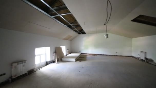 grenier sans finition dans la construction 