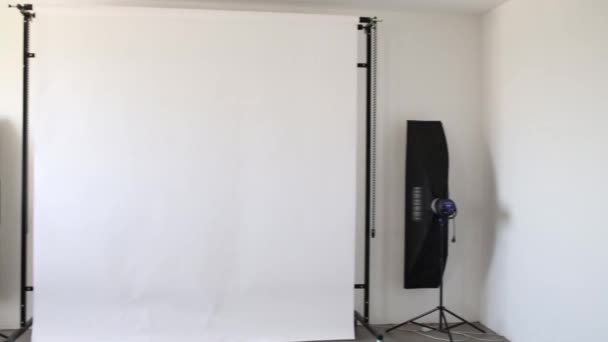 Studio mit weißem Hintergrund und professioneller Ausstattung — Stockvideo