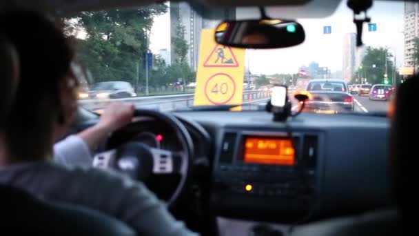 Mujer conduciendo coche en la ciudad — Vídeo de stock