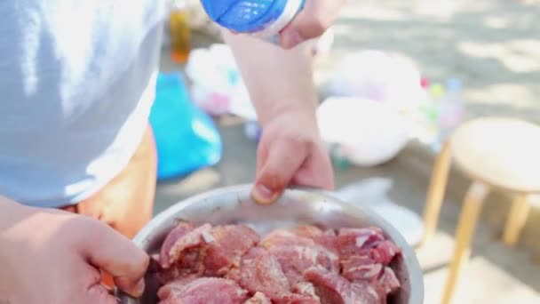 사람 고기 금속 그릇을 보유 하 — 비디오