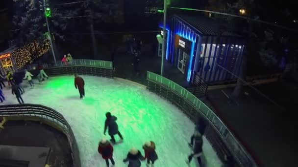 Jóvenes en pista de patinaje — Vídeos de Stock