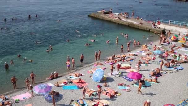 Costa do mar com pessoas e cais no verão — Vídeo de Stock