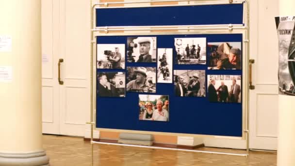 Hall avec des photos d'acteurs à l'Université de Cinématographie — Video