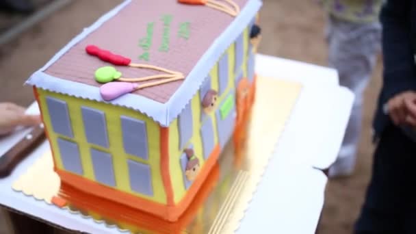 Mains d'enfants pointent vers gâteau sucré — Video