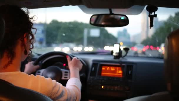 Mujer conduciendo coche en la ciudad — Vídeos de Stock