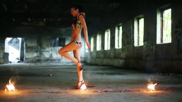 Mädchen im bunten Kostüm tanzt — Stockvideo