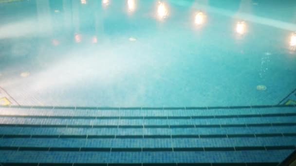 Escaleras en la piscina vacía por la noche — Vídeos de Stock