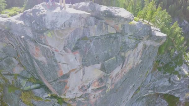 Двое мужчин стоят на скале — стоковое видео