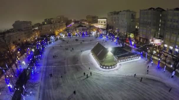 Pista de hielo con gente en Chistye Prudi — Vídeos de Stock