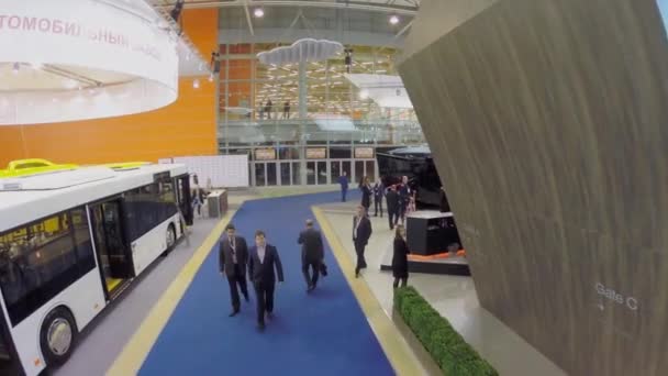 Bussar och modern spårvagn på utställningen — Stockvideo