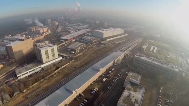 Panorama de ciudad zona industrial en niebla — Vídeo de stock
