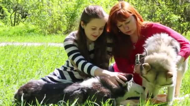 Madre e hija con dos perros — Vídeo de stock
