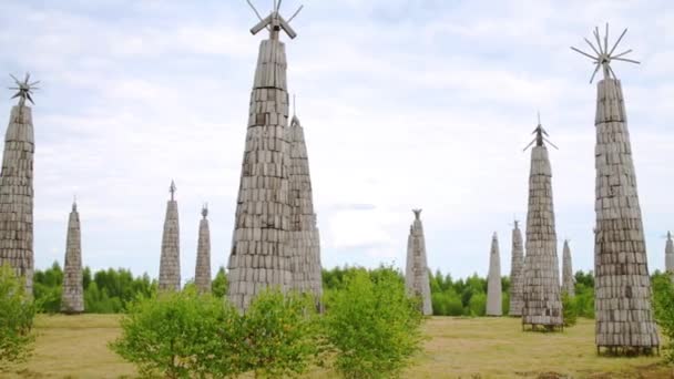 Träpålar i Wonderland Park — Stockvideo