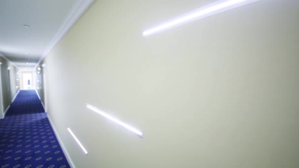 Corridor avec lampes sur les murs — Video