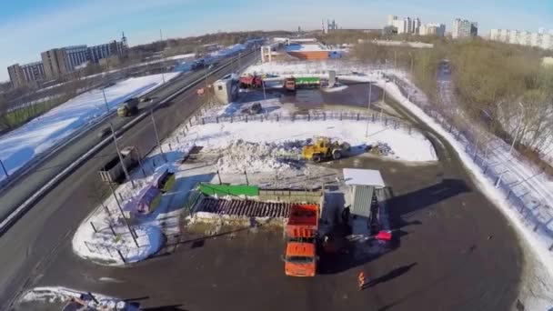 Snö-hyttarbetare med lastbilar och bulldozer — Stockvideo