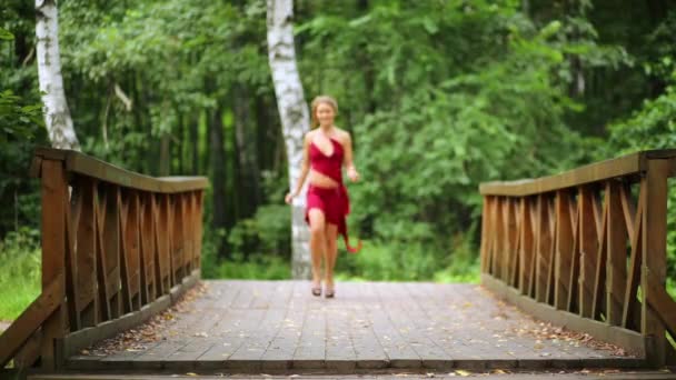 Kırmızı takım elbise giymiş genç kız — Stok video