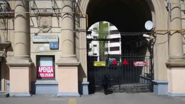 Mensen die zich verplaatsen op Krasnoprudnaya street — Stockvideo