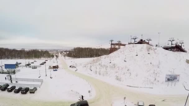 小さな丘の上にチェアリフト付きスキーリゾート — ストック動画