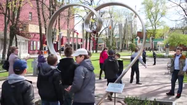 Children at monument to all lovers — Stock Video