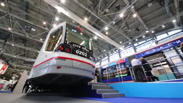 Трамвай на виставці міського транспорту — стокове відео