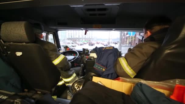 Dois bombeiros sentados em caminhão de bombeiros — Vídeo de Stock