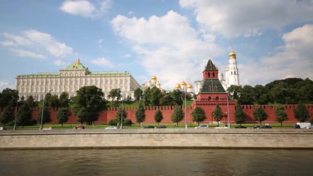 Cars move on road near of Kremlin — Stock Video