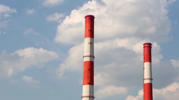 Pilas de humo contra el cielo azul nublado — Vídeos de Stock