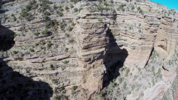 Tres hombres parados en la cima de la roca — Vídeo de stock