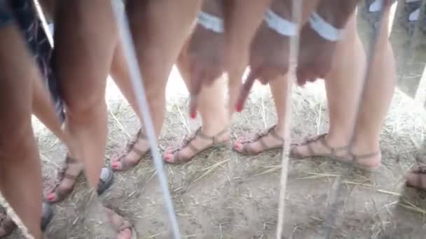 Riflesso delle gambe femminili e dell'uomo negli specchi — Video Stock