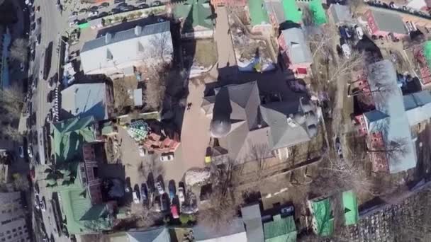 Городской сектор с монастырем на улице — стоковое видео