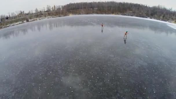 Vier jonge mannen in ondergoed schaatsen — Stockvideo