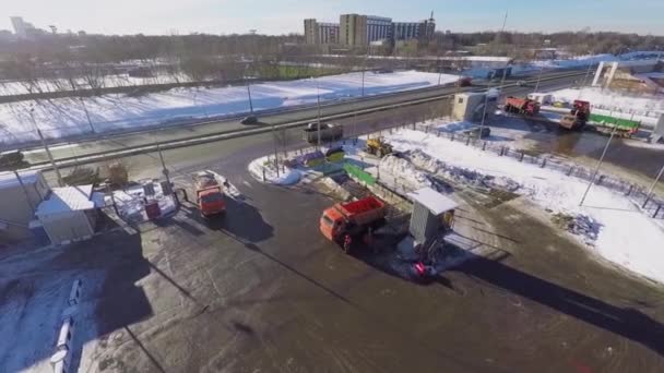 Tráfico de transporte cerca de estación de fusión de nieve — Vídeo de stock