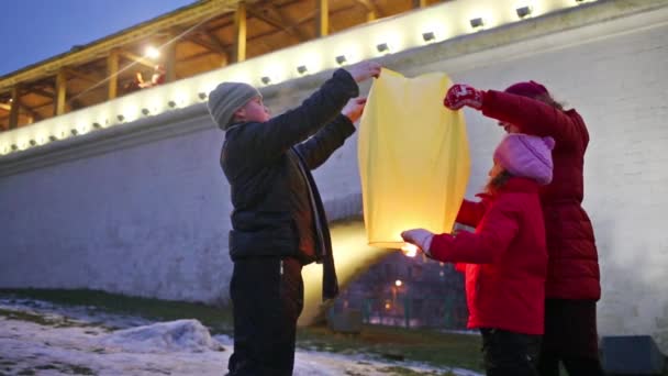 Familjen försöker starta kinesiska lantern — Stockvideo