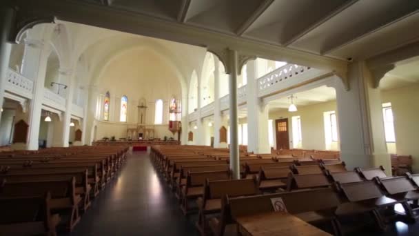 Eenvoudig interieur van Evangelische Lutherse kathedraal — Stockvideo