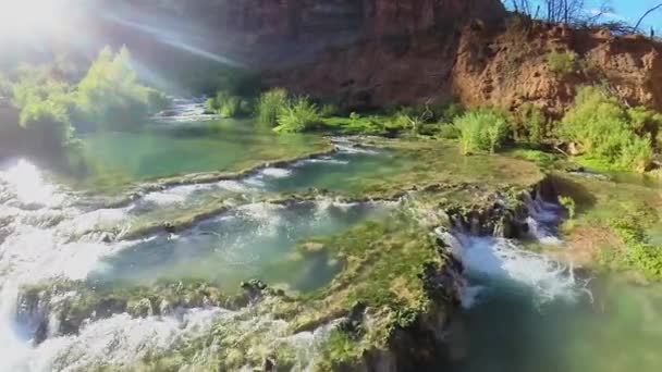 Flusso d'acqua dalle cascate Havasu — Video Stock