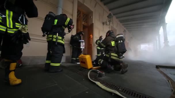 I vigili del fuoco si preparano ad entrare nell'edificio fumoso — Video Stock