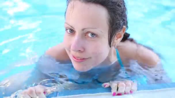 Mujer nadando en piscina abierta — Vídeos de Stock