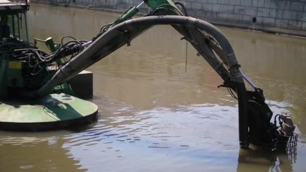 Univerzální bagrování stroj v řece — Stock video