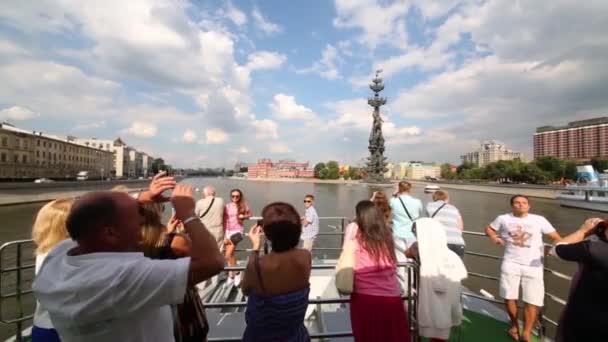 Gente tomando fotos en el barco — Vídeos de Stock