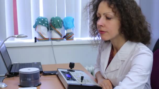 Lékař pracuje u stolu s notebookem — Stock video