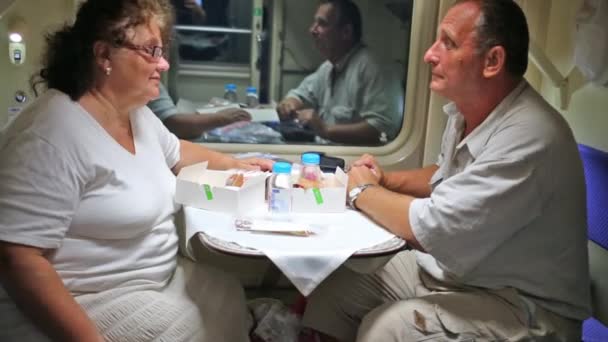 Homme et femme assis dans le train en marche — Video