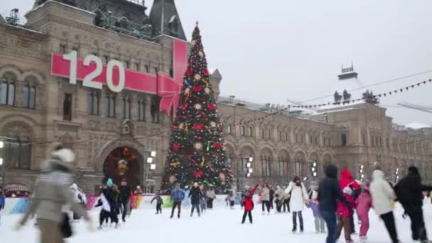 Lidé brusli na Rudém náměstí na kluziště — Stock video