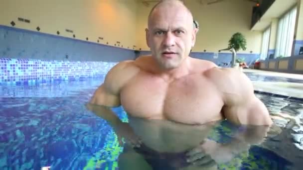 Vücut geliştirmeci su altında düşüyor — Stok video