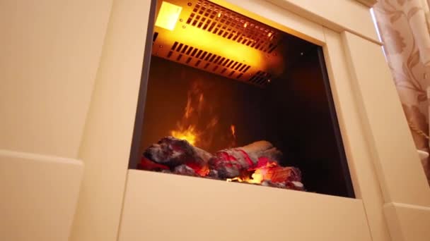 Lareira moderna com troncos em chamas no apartamento — Vídeo de Stock