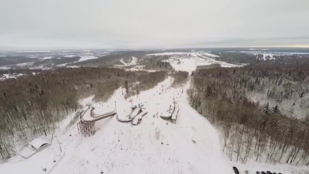 Снежный склон с людьми и канатная дорога — стоковое видео