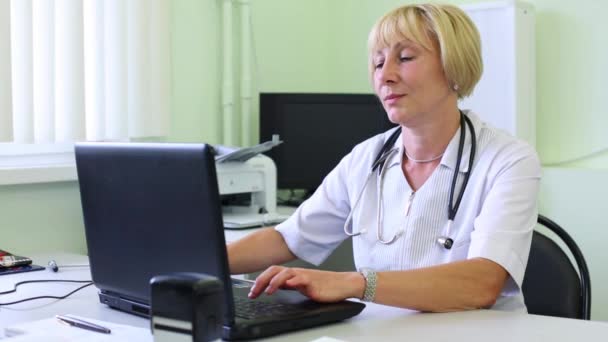 Жіночий лікаря на робоче місце — стокове відео