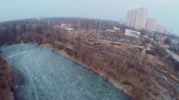 Estación de electricidad cerca del complejo residencial — Vídeo de stock