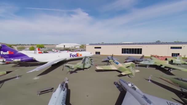 Venkovní výstava v leteckém muzeu v Kalifornii — Stock video