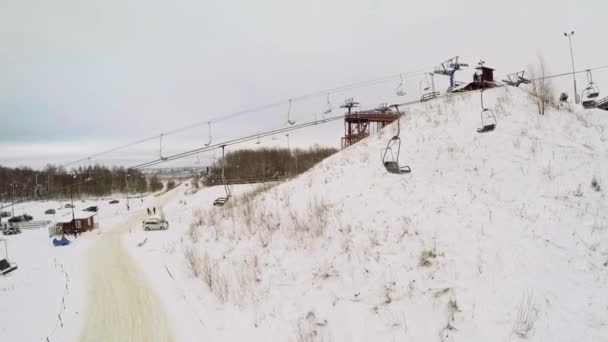 Passeios de carro perto de teleférico — Vídeo de Stock