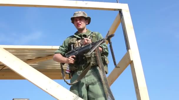 Muž v uniformě stojí na stanovišti — Stock video